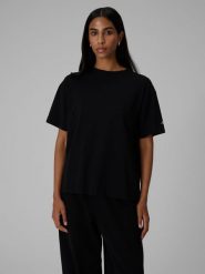 4F T-shirt loose gładki damski - czarny S. Czarne t-shirty 4f, s, bez wzorów, z bawełny, bez kołnierzyka, bez ramiączek. Za 79.99 zł.