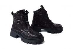 ARTIKER RELAKS 57C2084 czarny, botki damskie. Czarne botki Artiker Relaks, bez wzorów, ze skóry, bez obcasa, na obcasie, bez zapięcia. Za 449.90 zł.