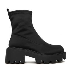 Botki DeeZee. Czarne botki DeeZee, bez wzorów, bez obcasa, na słupku, bez zapięcia. Za 219.99 zł.