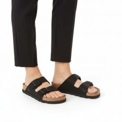 Klapki damskie Rieker, profilowana wkładka anatomiczny kształt regulowane paski solidne klamry korkowa podeszwa stabilne podparcie stopy, czarne, V31. Czarne klapki Rieker, bez wzorów, bez obcasa. Za 299.00 zł.