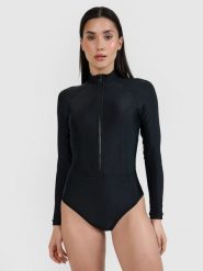 4F Kostium kąpielowy z długim rękawem damski - czarny M. Czarne szorty 4f, bez wzorów, z elastanu, sportowe. Za 179.99 zł.