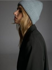 Czapka beanie - ciemny turkus. Czapki Reserved, bez wzorów. W wyprzedaży za 17.99 zł.