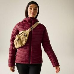 Kurtka pikowana damska Air Lite. Czerwone kurtki narciarskie Dare 2b, bez wzorów, z poliesteru, bez kaptura, narciarskie. W wyprzedaży za 379.99 zł.