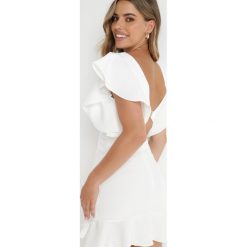 Biała Sukienka Bessette. Białe sukienki Born2be, m, bez wzorów, bez kołnierzyka, bez ramiączek, mini, dopasowane. Za 39.99 zł.
