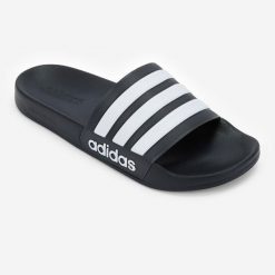 Klapki basenowe Adidas Adilette Shower. Białe klapki Adidas, bez wzorów, bez obcasa. Za 89.99 zł.
