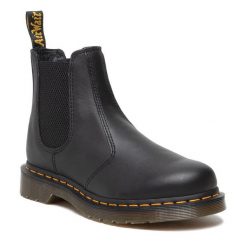 Sztyblety Dr. Martens. Czarne botki Dr. Martens, bez wzorów, bez obcasa, na płaskiej podeszwie, bez zapięcia. Za 949.99 zł.