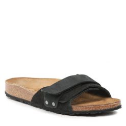 Klapki Birkenstock. Czarne klapki Birkenstock, bez wzorów, bez obcasa. Za 429.99 zł.