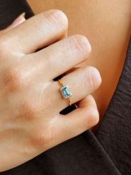 DIA DIAMONDS Pozłacany pierścionek z diamentami i topazem rozmiar: 58. Niebieskie pierścionki DIA DIAMONDS, z diamentem, pozłacane. Za 263.53 zł.
