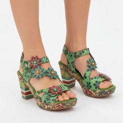 Sandały damskie Laura Vita, ze skóry naturalnej ozdobne aplikacje kwiatowe na paskach i profilowana wkładka, zielone, 33 AS311-33 Vert. Zielone sandały Laura Vita, z aplikacjami, ze skóry, bez obcasa, na obcasie, bez zapięcia. Za 349.00 zł.