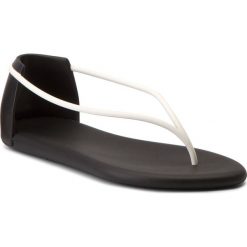 Sandały IPANEMA - Philippe Starck Ting N II Fem 82485 Black/White 24583. Białe klapki Ipanema, bez wzorów, z tworzywa sztucznego, bez obcasa, bez zapięcia. W wyprzedaży za 149.00 zł.