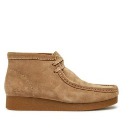 Trzewiki Clarks. Brązowe botki Clarks, bez wzorów, bez obcasa, na płaskiej podeszwie, bez zapięcia. Za 519.99 zł.