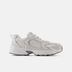 NEW BALANCE 530 G5309LW Sneakersy damskie. Czerwone jeansy New Balance, bez wzorów. Za 339.99 zł.