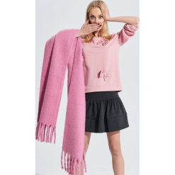 SZALIK DAMSKI. Czerwone szaliki TOP SECRET, na jesień, bez wzorów, z dzianiny. W wyprzedaży za 29.99 zł.
