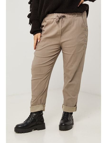 Curvy Lady Spodnie w kolorze beżowym rozmiar: 40/42. Brązowe spodnie materiałowe Curvy Lady, na co dzień, bez wzorów, z bawełny, z standardowym stanem. Za 156.24 zł.