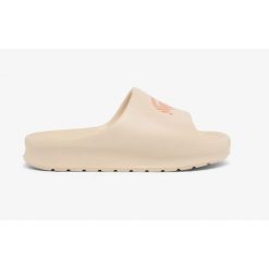 Klapki damskie Lacoste Serve Slide 2.0 na basen. Białe klapki Lacoste, bez wzorów, z dresówki, bez obcasa. Za 233.20 zł.