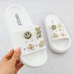 Klapki piankowe na basen plażę na platformie białe Vinceza 76055. Białe klapki VINCEZA, bez wzorów, z materiału, bez obcasa, na platformie. Za 65.99 zł.