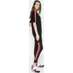 Answear - Sukienka Sporty Fusion. Czarne sukienki ANSWEAR, na co dzień, s, bez wzorów, z dzianiny, casualowe, bez kołnierzyka, bez ramiączek, mini, proste. W wyprzedaży za 49.90 zł.