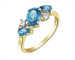 Pierścionek z żółtego złota z diamentami i topazami London Blue - próba 375. Niebieskie pierścionki Apart, z diamentem, złote. Za 1,890.00 zł.