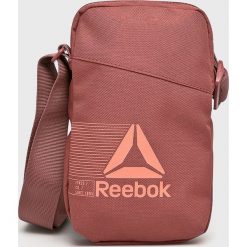 Reebok - Saszetka. Czerwone torby na ramię Reebok, bez wzorów, z materiału, casualowe, na ramię, bez dodatków. W wyprzedaży za 39.90 zł.