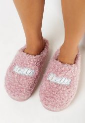Różowe Kapcie ze Sztucznego Futerka z Ozdobną Naszywką Valentillo. Czerwone obuwie domowe Born2be, z aplikacjami, bez zapięcia. Za 29.99 zł.