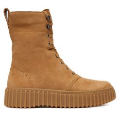 Trzewiki Clarks. Brązowe botki Clarks, bez wzorów, bez obcasa, na płaskiej podeszwie, bez zapięcia. Za 659.99 zł.