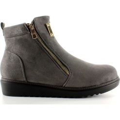 Szare Botki zamszowe ze złotą blaszką GG-32 Grey. Szare botki ButyModne, bez wzorów, bez obcasa, bez zapięcia. W wyprzedaży za 79.00 zł.
