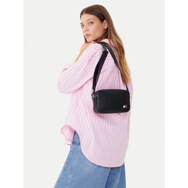 Torebka Tommy Jeans. Czarne listonoszki Tommy Jeans, bez wzorów, z jeansu, bez dodatków. Za 219.99 zł.