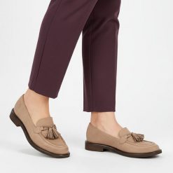 Mokasyny beżowe Armodo, z miękką cholewką i dekoracyjnymi chwostami na przodzie osadzone na niskim stabilnym obcasie zapewniają wygodę, beżowe, 1726. Brązowe mokasyny Armodo, bez wzorów, z nubiku, bez obcasa. Za 439.00 zł.