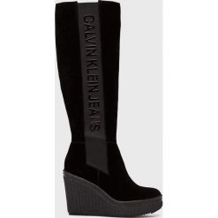 Calvin Klein Jeans - Kozaki Selene. Czarne kozaki Calvin Klein Jeans, z gumy, bez obcasa, na koturnie, bez zapięcia. W wyprzedaży za 629.90 zł.