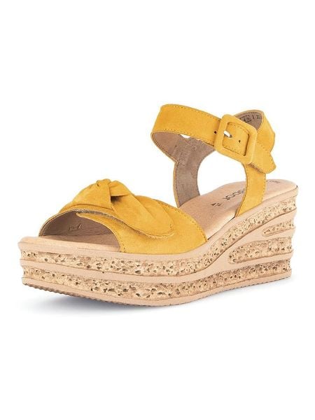 Gabor Skórzane sandały w kolorze żółtym rozmiar: 38,5. Żółte sandały Gabor, bez wzorów, z otwartym noskiem, bez obcasa, na koturnie, bez zapięcia. Za 161.73 zł.