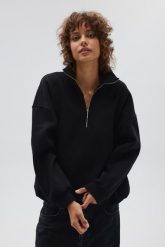 Bluza oversize z zamkiem w kolorze TOTALLY BLACK - STATE-UNI. Czarne bluzy sportowe Marsala, bez wzorów, z bawełny, bez kaptura. Za 299.90 zł.