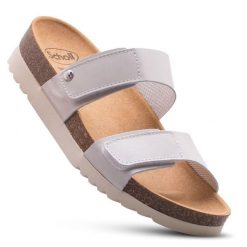 Klapki damskie lifestylowe SCHOLL LUSAKA 2.0 sandały na lato. Białe klapki Scholl, bez wzorów, z materiału, bez obcasa, na obcasie. Za 359.99 zł.
