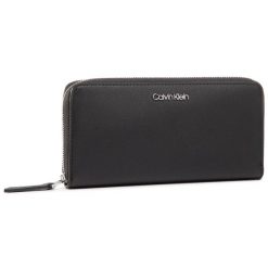 Duży Portfel Damski Calvin Klein. Czarne portfele Calvin Klein, bez wzorów. Za 199.99 zł.