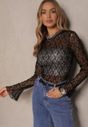 Czarna Koronkowa Bluzka o Dopasowanym Kroju z Falbankami przy Rękawach Yasbia. Czarne bluzki Renee, bez wzorów, z jeansu, eleganckie, bez kołnierzyka, bez ramiączek. W wyprzedaży za 52.49 zł.