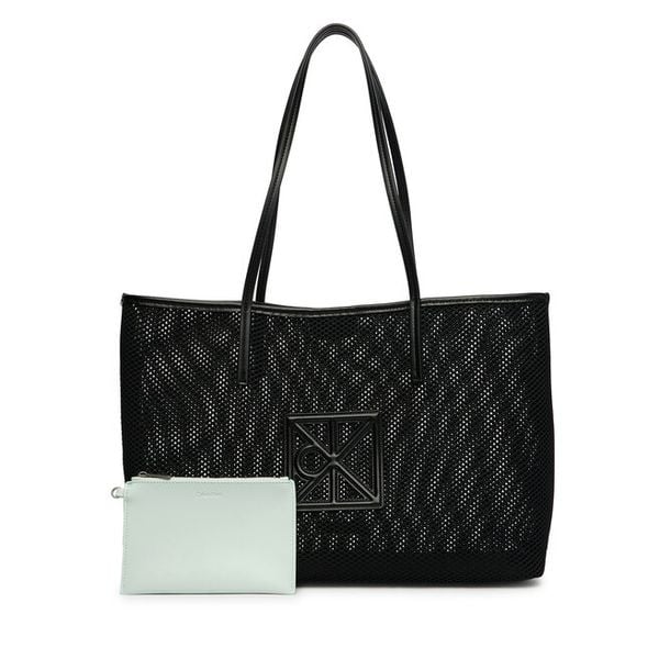 Torebka Calvin Klein. Czarne torebki klasyczne Calvin Klein, bez wzorów, z meshu, bez dodatków. Za 404.99 zł.