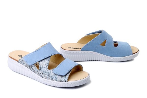DR. BRINKMANN 701109-51 mittelblau , klapki damskie. Niebieskie klapki Dr. Brinkmann, bez wzorów, ze skóry, bez obcasa. Za 309.90 zł.