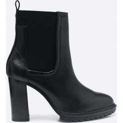 Caprice - Botki. Czarne botki Caprice, bez wzorów, z materiału, bez obcasa, na obcasie, bez zapięcia. W wyprzedaży za 249.90 zł.