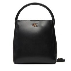 Torebka Calvin Klein. Czarne torebki klasyczne Calvin Klein, bez wzorów, bez dodatków. Za 599.99 zł.