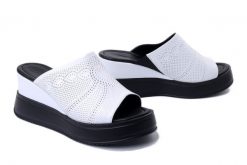ARTIKER RELAKS 54C0381 biały, klapki damskie. Białe klapki Artiker Relaks, bez wzorów, ze skóry, bez obcasa, na koturnie. Za 174.93 zł.