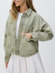 Jeansowa koszula z kieszeniami - zielony. Zielone koszule Reserved, l, bez wzorów, z denimu, bez kołnierzyka, bez ramiączek. W wyprzedaży za 99.99 zł.