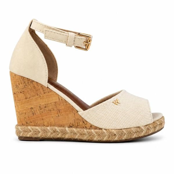 Sandały damskie na platformie Wrangler LORETTA WOMEN WEDGE. Brązowe sandały Wrangler, bez wzorów, z jeansu, eleganckie, bez obcasa, na platformie, bez zapięcia. Za 229.00 zł.
