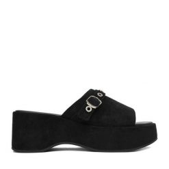 Klapki Guess Jeans. Czarne klapki Guess Jeans, z aplikacjami, z jeansu, bez obcasa. Za 249.99 zł.