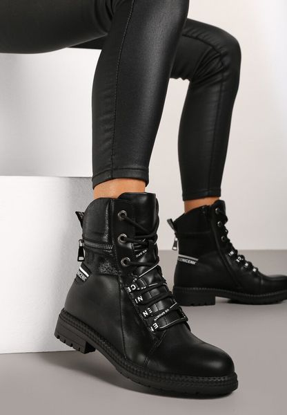 Czarne Płaskie Botki w Stylu Workerów ze Sznurowaniem Suwakiem i Napisami Alfezi. Czarne botki Born2be, bez wzorów, z jeansu, z okrągłym noskiem, bez obcasa, na płaskiej podeszwie, bez zapięcia. Za 134.99 zł.