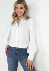 Biała Koszula z Koronką i Perłami Cassa. Białe koszule Born2be, l, bez wzorów, z koronki, bez kołnierzyka, bez ramiączek. Za 139.99 zł.