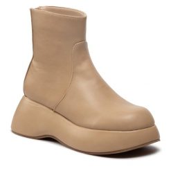 Botki DeeZee. Brązowe botki DeeZee, bez wzorów, bez obcasa, na koturnie, bez zapięcia. Za 259.99 zł.