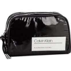 Kosmetyczka CALVIN KLEIN - Bind Cosmetic Bag K60K605356 001. Czarne kufry i kosmetyczki Calvin Klein, bez wzorów, z materiału, bez dodatków. Za 179.00 zł.