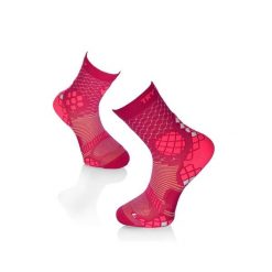 Skarpety kompresyjne do biegania ciemnoróżowe. Czerwone skarpety TRY TO FLY, bez wzorów. W wyprzedaży za 67.34 zł.