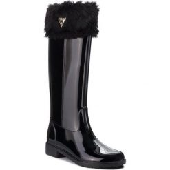 Kalosze GUESS - FLRBE3 RUB11 BLACK. Czarne kalosze Guess, z aplikacjami, z materiału. W wyprzedaży za 269.00 zł.