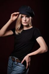 Koszulka Cała Czarna. Czarne bluzki Hultaj Polski, l, bez wzorów, z dzianiny, bez kołnierzyka, bez ramiączek. Za 159.00 zł.