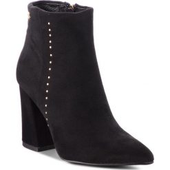 Botki XTI - 30951 Negro. Czarne botki Xti, z aplikacjami, z materiału, bez obcasa, na obcasie, bez zapięcia. W wyprzedaży za 179.00 zł.